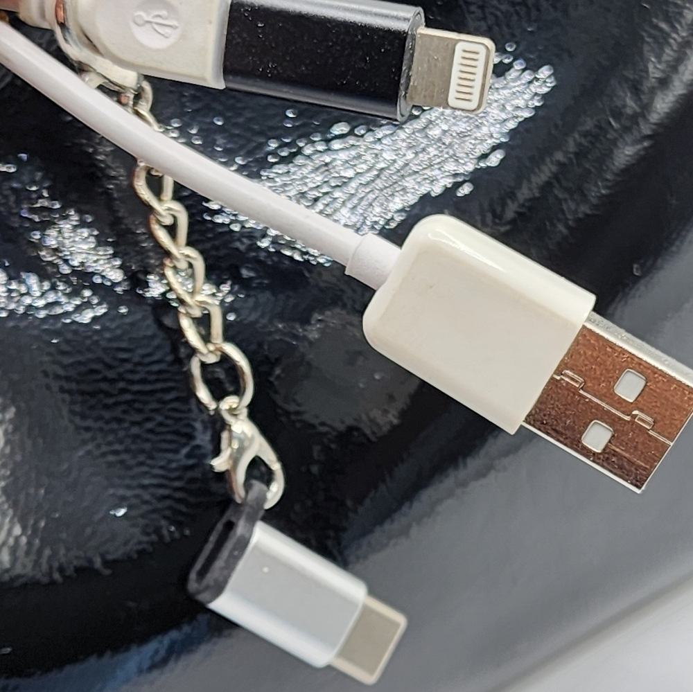 Handbag Butler Charging Wallet - Picture 5 of 7
